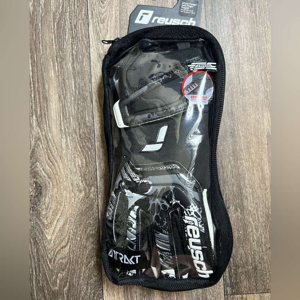 New Reusch Attrakt Infinity Finger Support Goalkeeper Gloves.